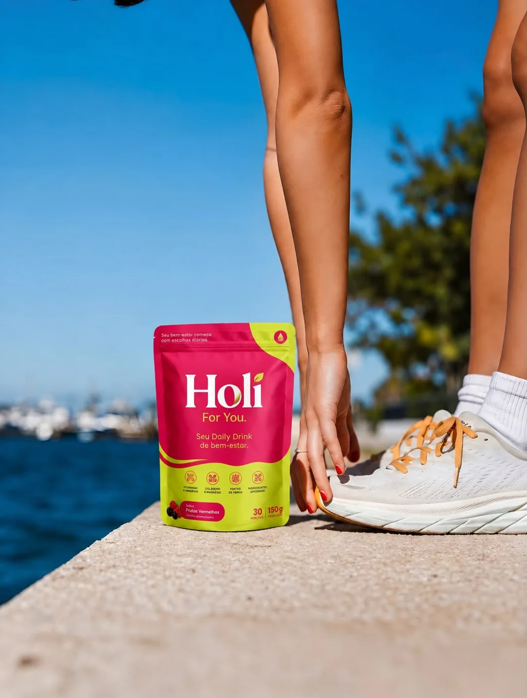 Pouch Holi no calçadão ao lado de uma pessoa se alongando