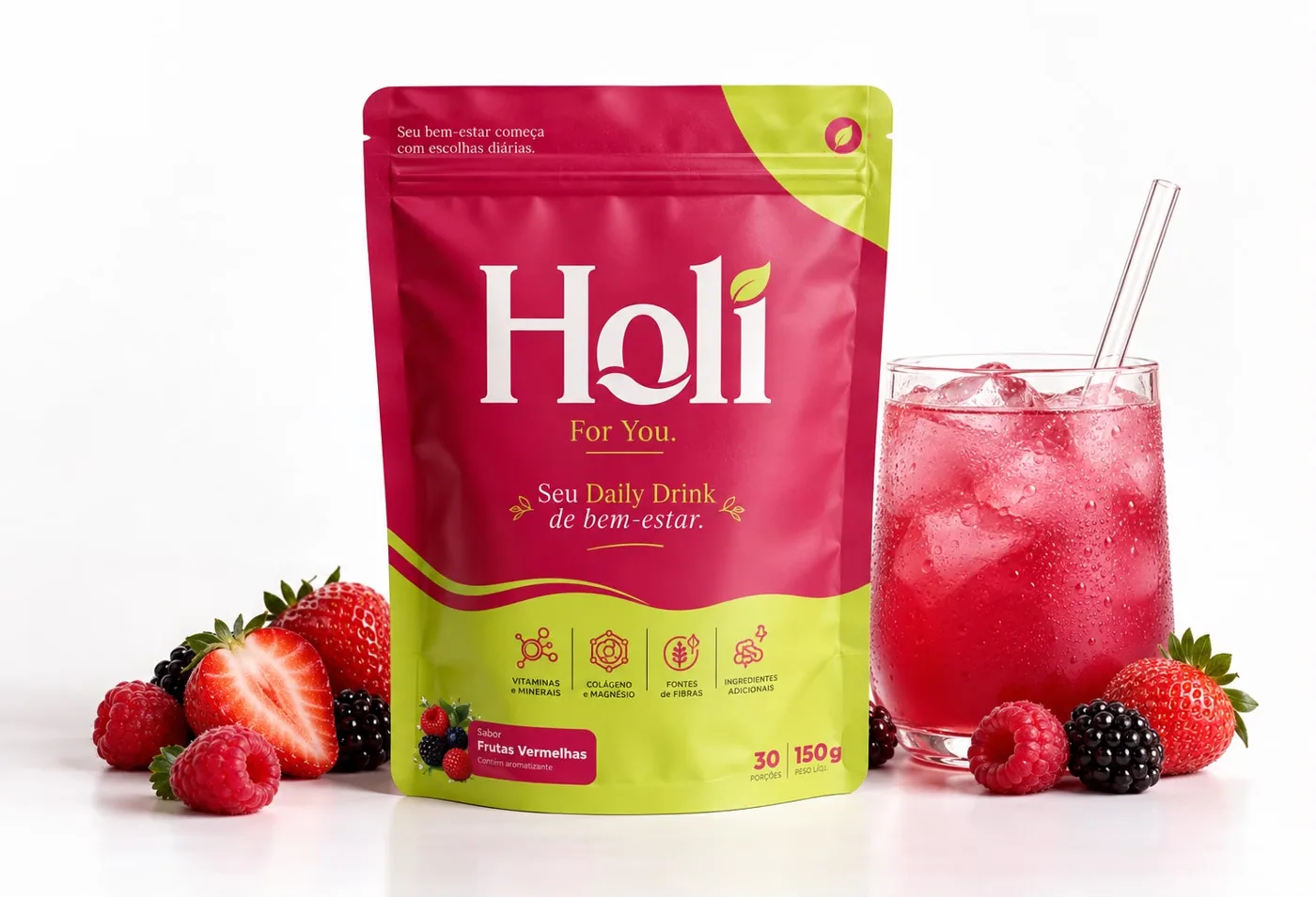 Pouch Holi For You sabor Frutas Vermelhas ao lado de um copo do drink com gelo e frutas vermelhas