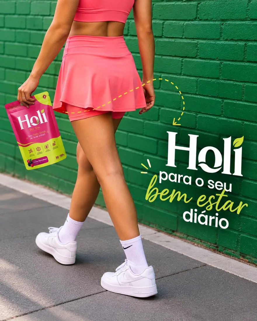 Mulher caminhando com roupa de treino rosa segurando um pouch Holi. Texto: Holi para o seu bem-estar diário
